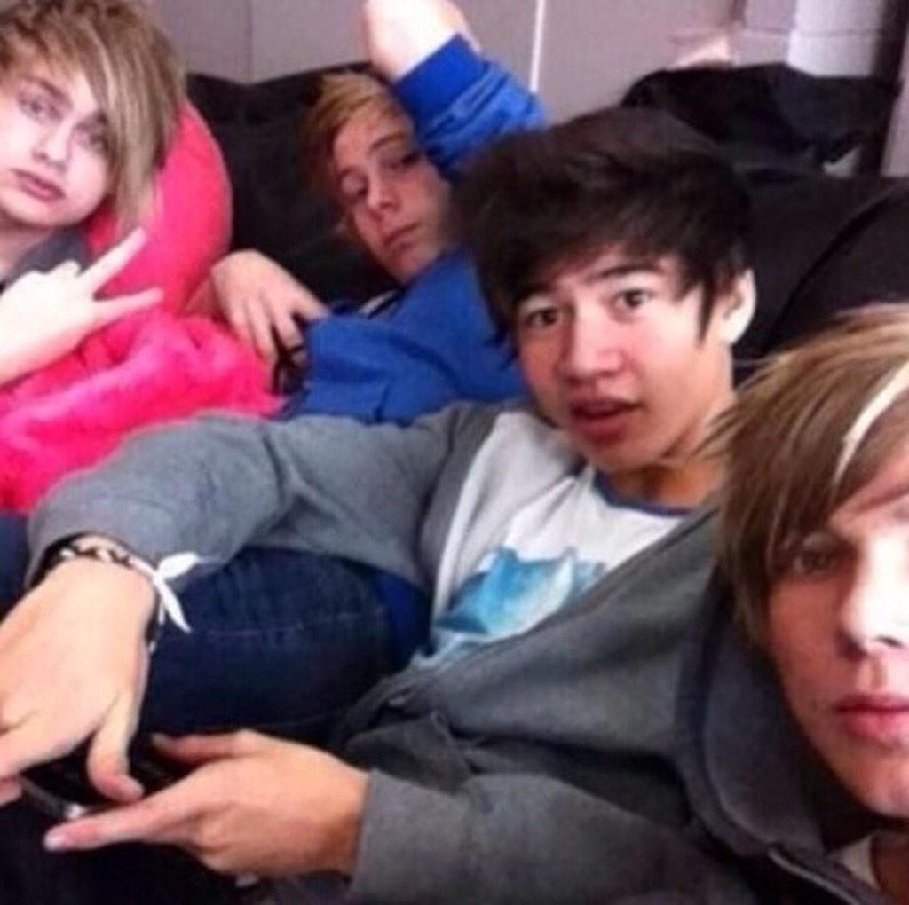 mcuzayn's tweet image. #HERESTO5SOSMEMORIES @MUKEG0ALS fetus 5sos😂😂😂🌚❤️