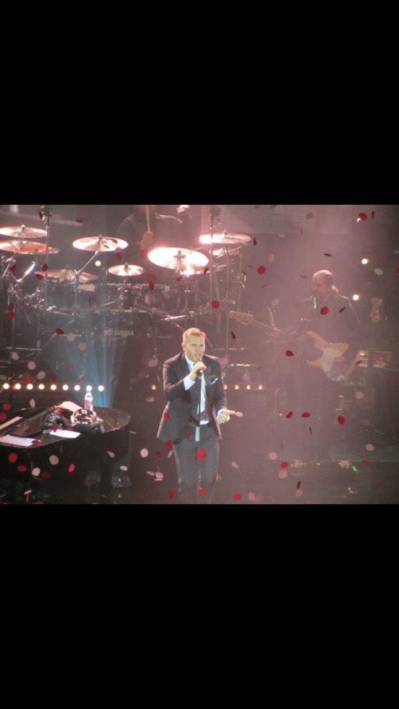 jackiemoon_1987's tweet photo. @GaryBarlow make @janice_1986 wedding day more then what she could of ever wished for #GetBarlowToTurkey #24/05/15 http://t.co/QmSlzKkXyE