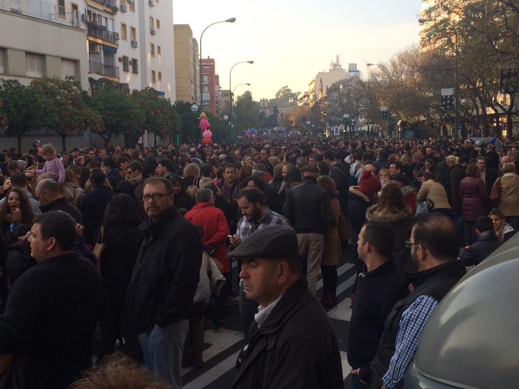 RamonRMM's tweet photo. Esperando en Ronda de Capuchinos. | #CabalgataCTV | @elcorreoweb http://t.co/J02s7wEqrj