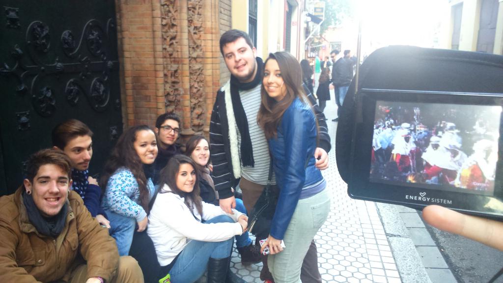 victorm_cv's tweet photo. Con mis amigos esperando la #Cabalgatasev15 en Trajano y viendo @TvElCorreo en directo #CabalgataCTV http://t.co/lzFKnKVsg0