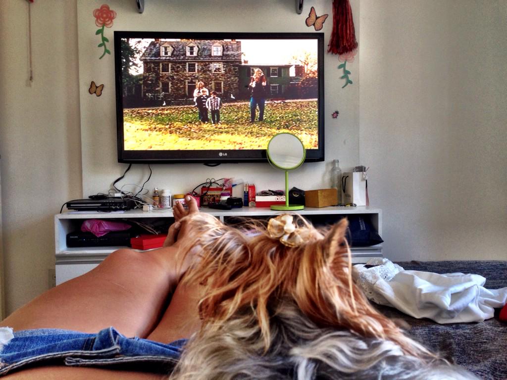 Laricee's tweet photo. Me perguntando se é possivel assistir Marley e eu sem morrer de chorar? E olha minha cia, minha nini amada! http://t.co/hfeuqNp59l