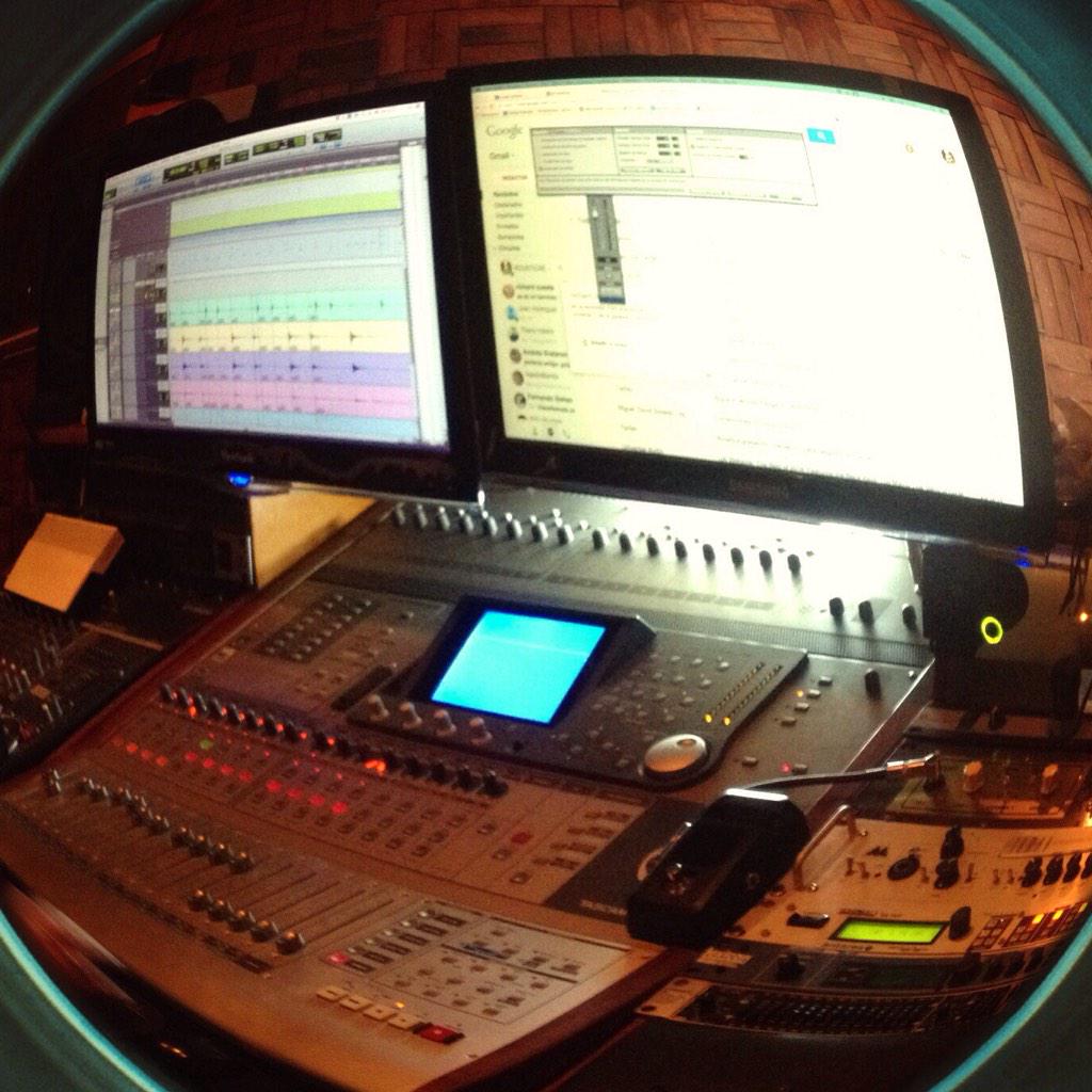 VuesaM's tweet photo. En el estudio grabando http://t.co/4ztwvlM8wx