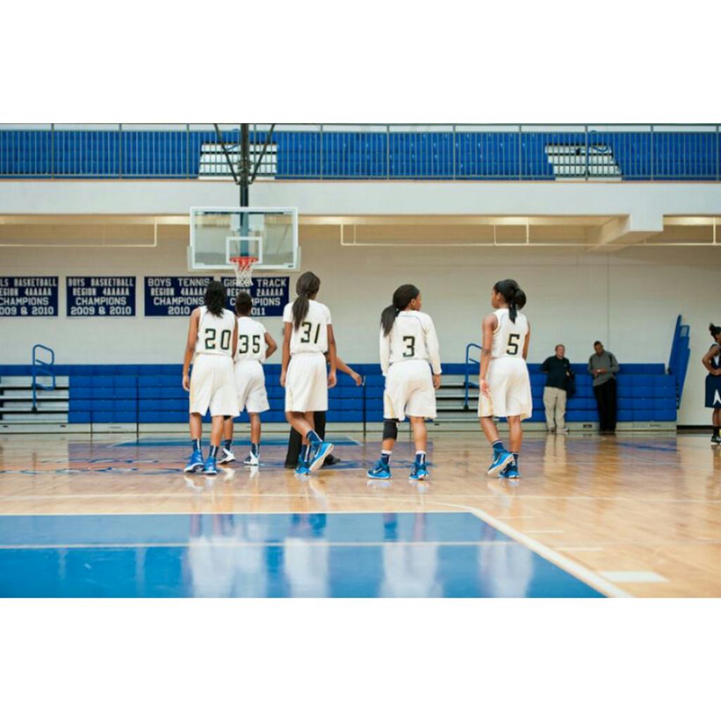 AyeTrvi's tweet photo. My family > yours. We war ready 💣🏀 #gamedat http://t.co/8jhb1Dcr3Z