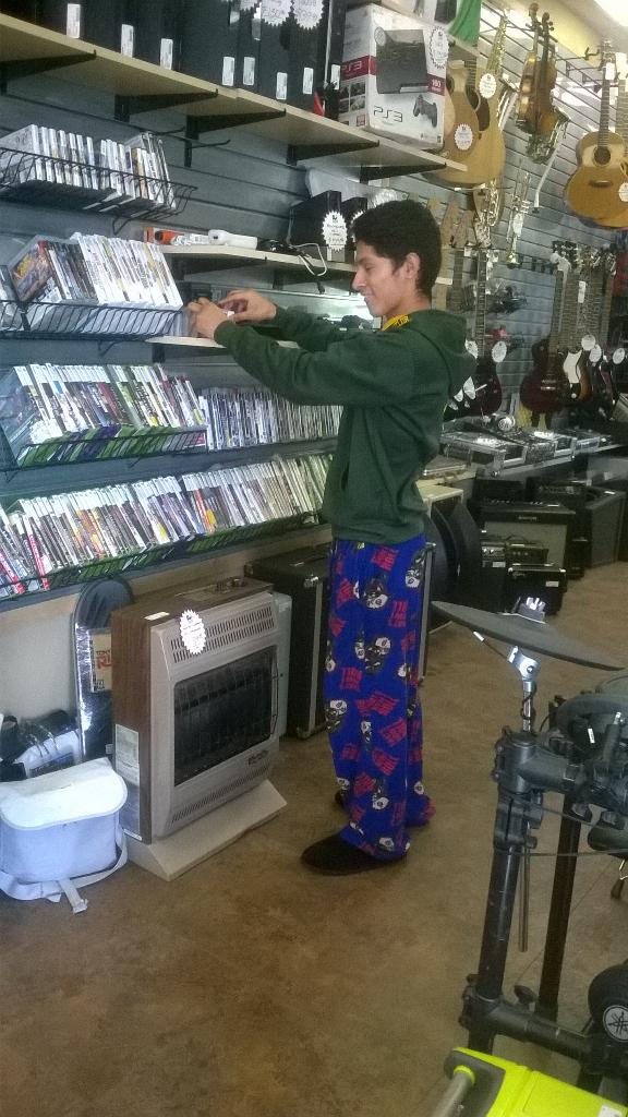 Jaquelinnee__'s tweet photo. Big happy ass bcs his out of the house 😂😂 #HouseArrestProblems LMFAO @XRoberto0926 http://t.co/qMnn6VFqGU