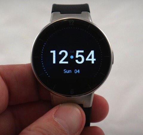 getAppiley's tweet image. First smartwatch since the Pebble to work on both iPhones and Android phones. Alcatel Onetouch.