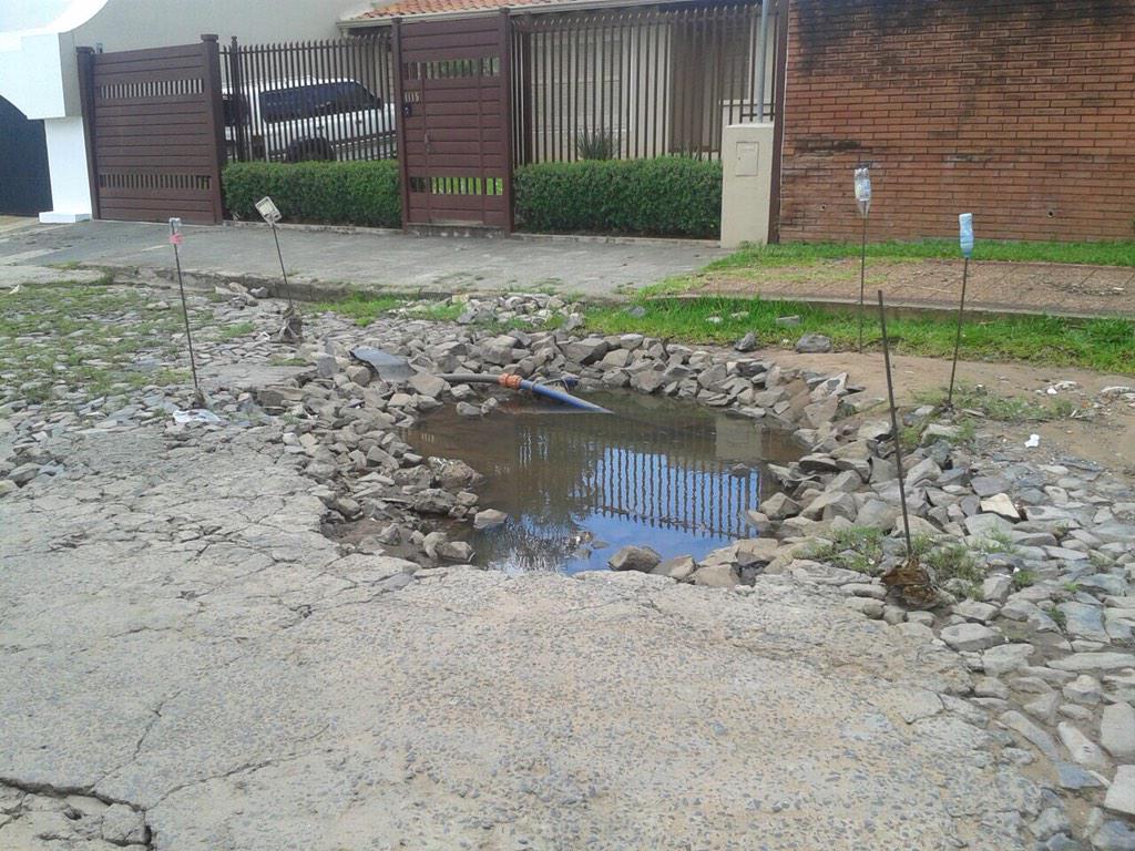aedossa's tweet photo. Agustin Barrios c/ San Rafael hace 3 semanas y no aparece la municipalidad a arreglar mientras cayeron varios auto http://t.co/jUHtxcU8Kk