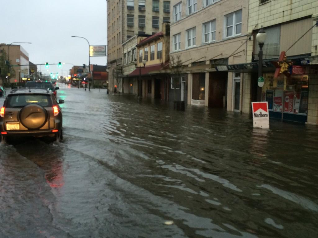 ScottSeattleWx's tweet photo. Hoquiam 36hr rain total: 7.12".  4.58" of that was before midnight, making Jan 4th 3rd wettest day in their history. http://t.co/O5A5ROrdW6