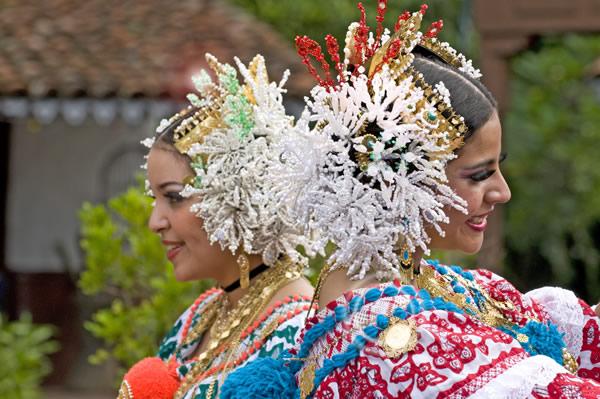 PanamaRR's tweet photo. On Jan 10 there is a parade in Los Tablas that celebrates the Pollera Panama's national costume. Over 10,000 entries. http://t.co/Ug3SAc4jaR