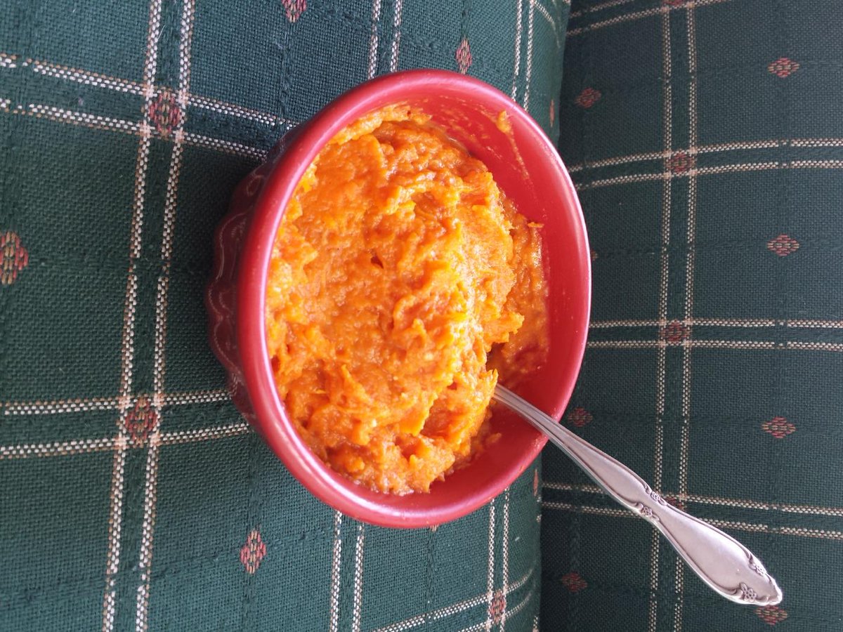 TriLiving: Energy-packed snack!
Cooked sweet potato,10g worth van. prot., spoonful of pb, shake of cinnamon. Enjoy!