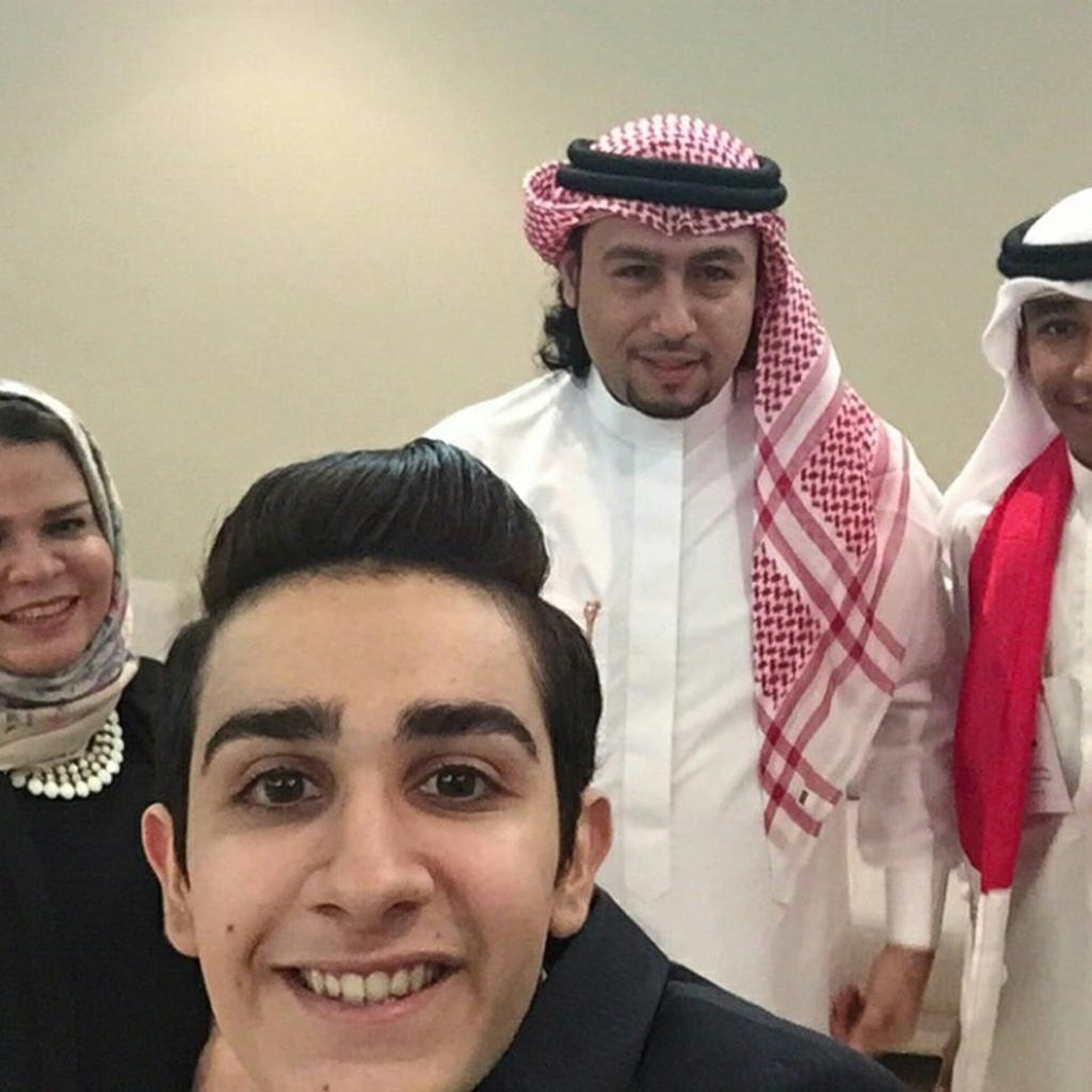 أعضاء من فريق البحرين للإعلام التطوعي على شاشة تلفزيون البحرين بعد قليل.. صورة مع المعدة الأستاذة فاطمة الصديقي