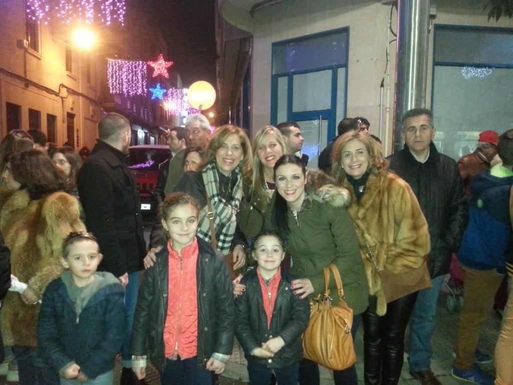 ESTHERgobu's tweet photo. "@en_mihi: Esperando a los Reyes Magos #cabalgata#Linares#ilusion @ESTHERgobu @pedromihi http://t.co/xihV6zx9fi"como disfrutamos!!caramelos!