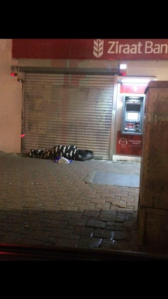 Para içerde, korunaklı sıcak yerde. İnsan yerde,ayazda,dışarda... Yer: Kadıköy-İskele... Az önce.