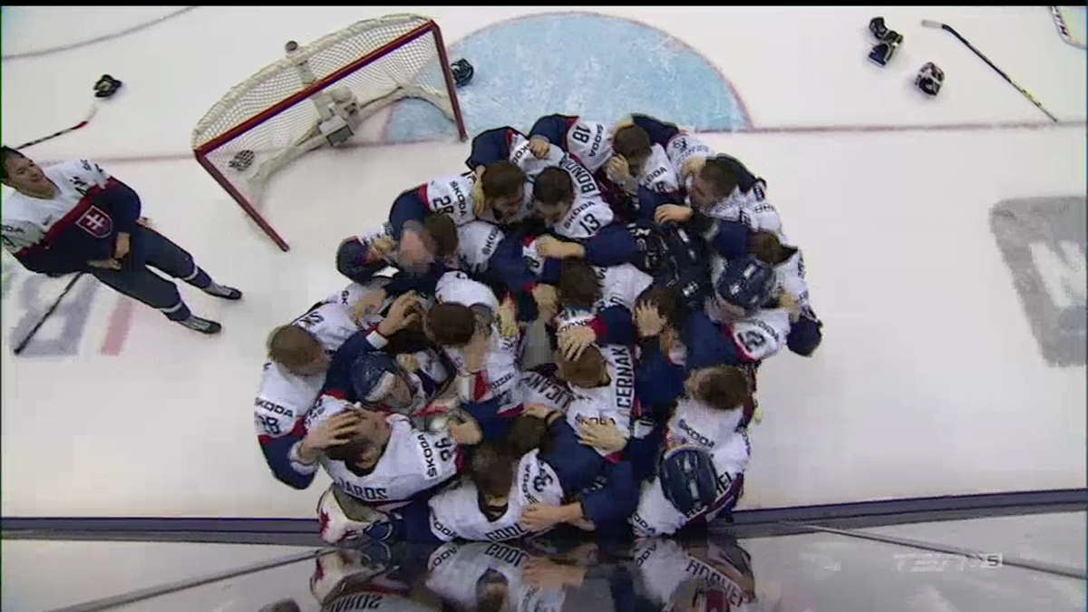 TSNHockey's tweet photo. Slovakia takes the bronze with a 4-2 win over Sweden. #HereWeGo #WJC2015 http://t.co/KZDYJ3Cpa7