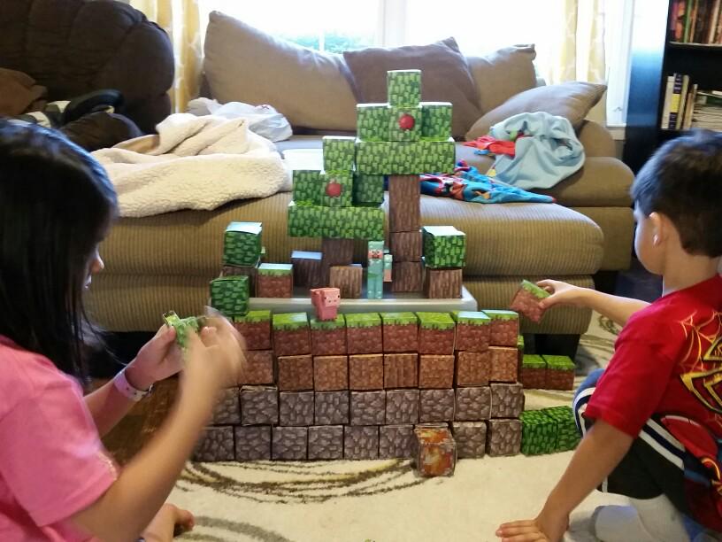 jXd1689's tweet image. 8-bit Minecraft in Analog! #FunWithPaper