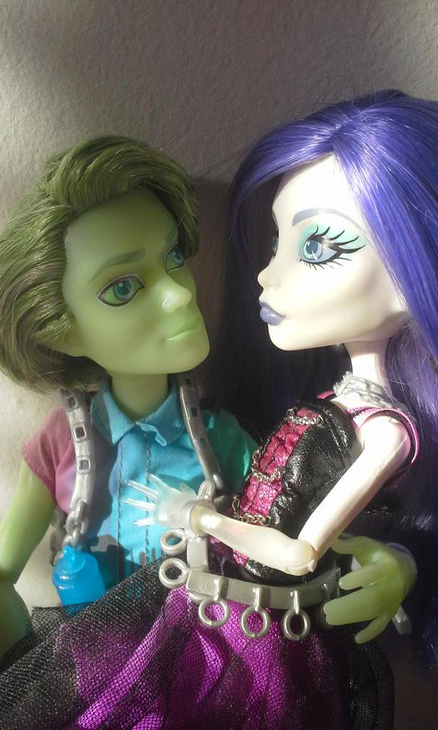 JocelynCharity's tweet photo. Here's the new couple of Monster high♡ @MonsterHigh http://t.co/oYlc3iIAfZ