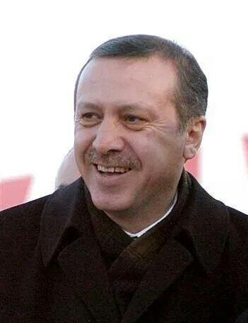 Gülüşüne kurban adamsın adam