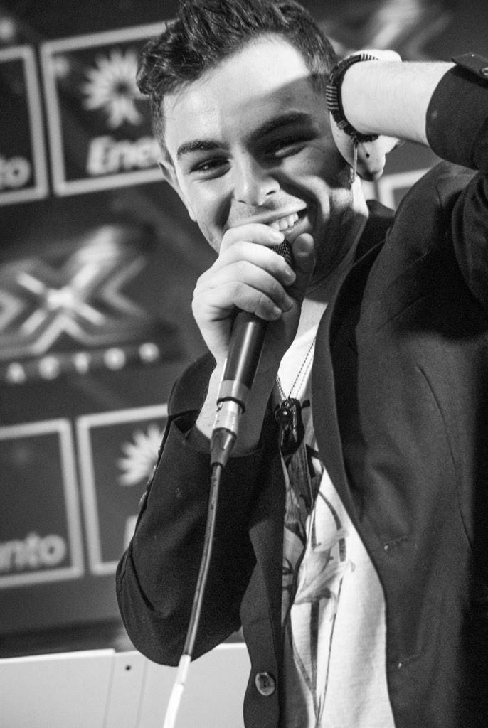 lindaprovini's tweet photo. @fragolaofficial al punto Enel 
#Lindaph http://t.co/4NKimm1B4A