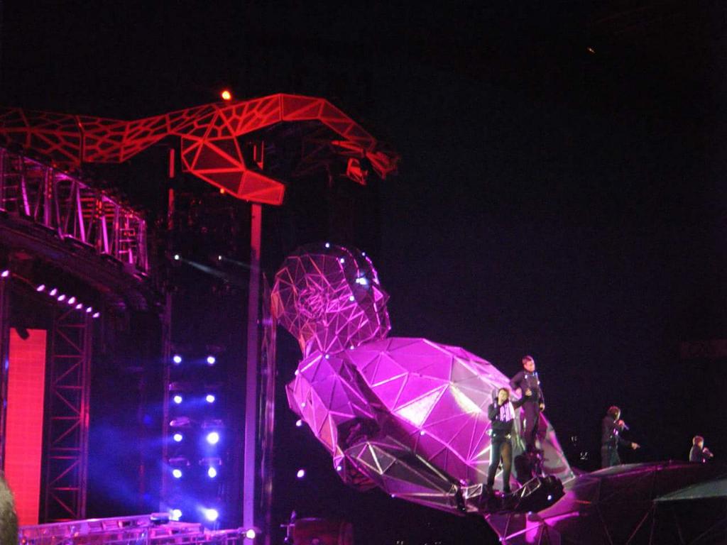 Awesome pic from 2011 tour <a href="/GaryBarlow/">Gary Barlow</a> . times of our lives <a href="/jo_finnegan/">Joanne Finnegan</a> <a href="/suzebarlow1/">Suzanne Oneill</a> #kinggarycometothecastle #may15