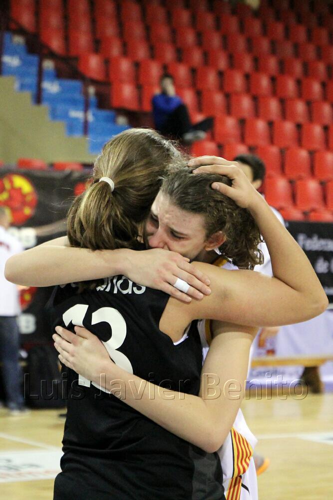 LJBenito's tweet photo. Si el baloncesto es un deporte muy grande, viendo estas imágenes, sé que lo es y mucho. Grandes! Amigas! http://t.co/Z6x70wOkQD