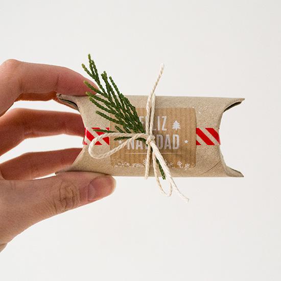 blancadelrio's tweet photo. SOS Packaging! Solución rapidísima para envolver regalos de última hora http://t.co/vvvN1Ueazu en @elle_es #bcooltv http://t.co/V9pdkdOpRw