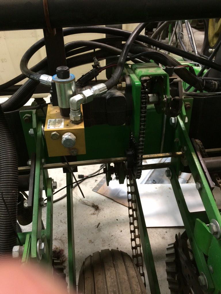agman2005's tweet photo. Rigging up the hyd drive on my 4 row planter. http://t.co/3kWkeVNPX9