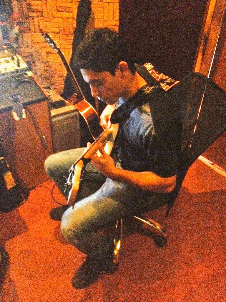 VuesaM's tweet photo. Hoy fue baterias y bajos!
@cesarmigueldc @Jsmp95 @Acusticarec http://t.co/zhuPfvZfHR