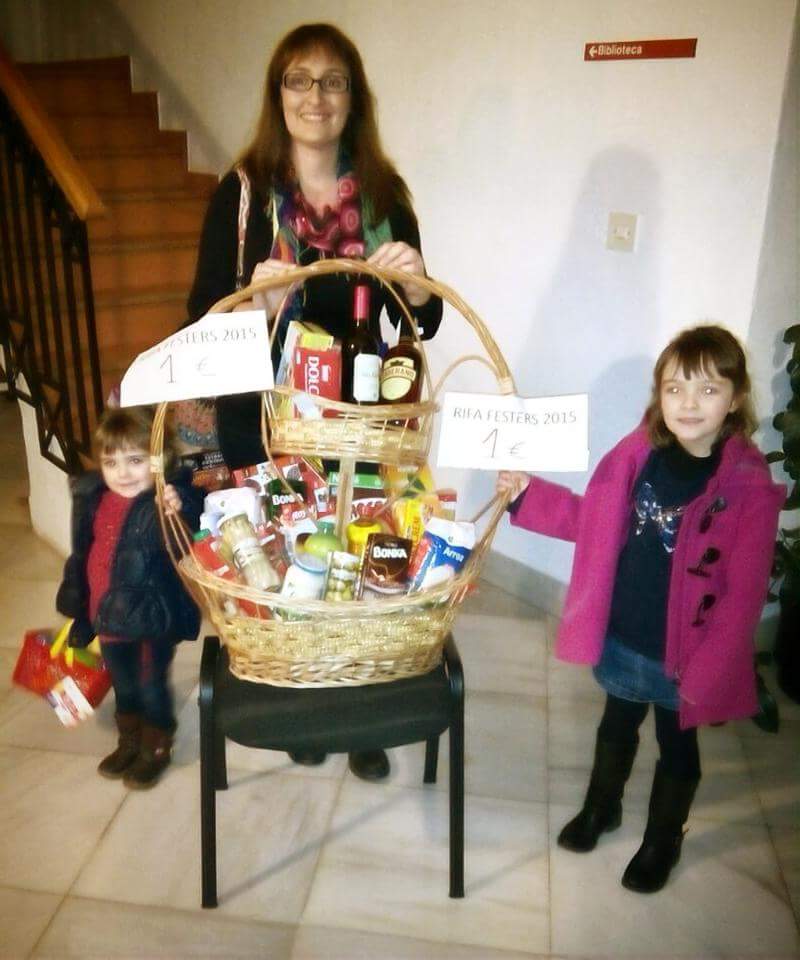 festersbena2015's tweet photo. Enhorabona a la guanyadora de la rifa de Reixos, una meravellosa cistella de #Trady'sRoseta #Festers2015 #Benavites http://t.co/99JvzEHjkB