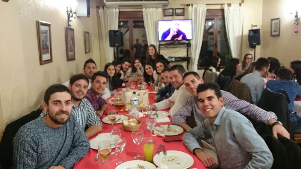 IvnMongeGuerrer's tweet photo. Cómo todos los día 5,estamos los que somos y somos los que estamos,😝😜😝😜😝😜 http://t.co/L6538cKR6E