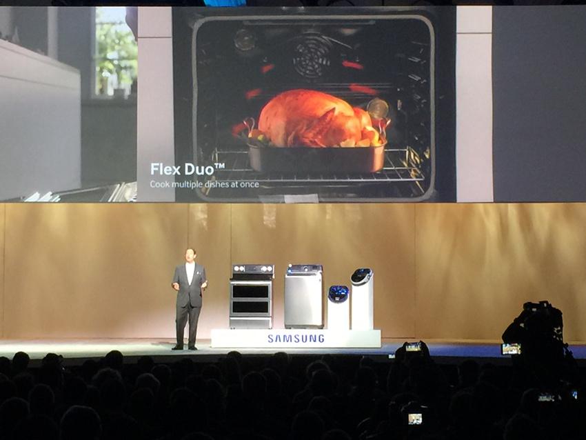 SPECNews1CNY's tweet image. RT @AdamBalkinNY1 #CESTechTalk #SamsungCES FlexDuo oven lets you cook two meals at once at different temps.