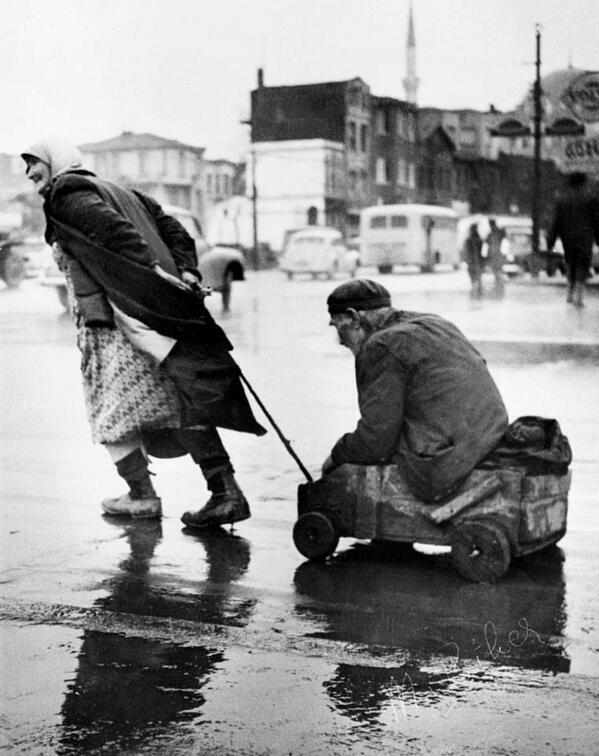 Kadın, sakat eşini hastaneye götürürken takvimler 1956'yı, gönüller ise sonsuzluğu gösteriyordu. / Karabük