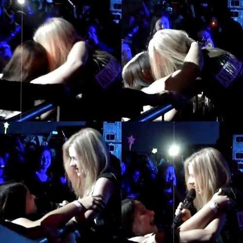 hannibavril's tweet photo. "Avril é nojenta, tem nojo dos fãs "
Aham olha o nojo dela credo #AvrilIsNotAlone http://t.co/GI4Yg4w2RV