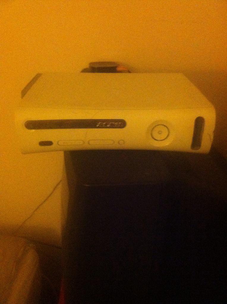 vinnypezz's tweet photo. Anyone want the buy a broken xbox http://t.co/F9y9IHYhX6