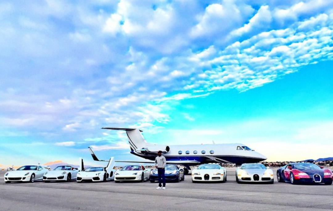 DopeAndFurious's tweet photo. Life goals @FloydMayweather http://t.co/QenPUtpaF3