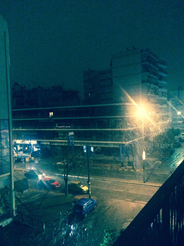 ElKondy's tweet photo. Χιόνι στο πατησι.αυτα ειναι#snowfall #πατησια http://t.co/mGVygI95QE