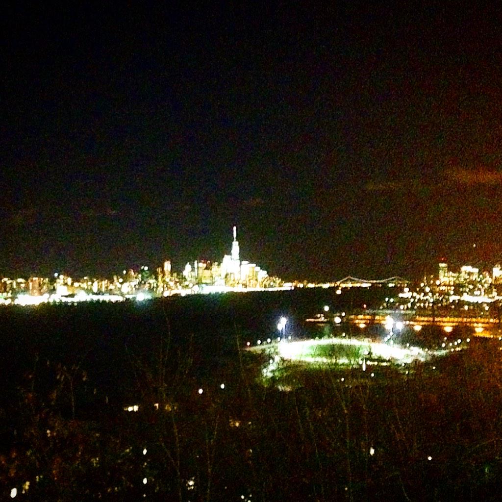 YourGirlMarlow's tweet photo. Where NJ & NYC look at each other #WorldTradeOne #NYCSkyline #WeehawkenNJ #HudsonRiver #Winter2015 http://t.co/d2rNm5xOyZ