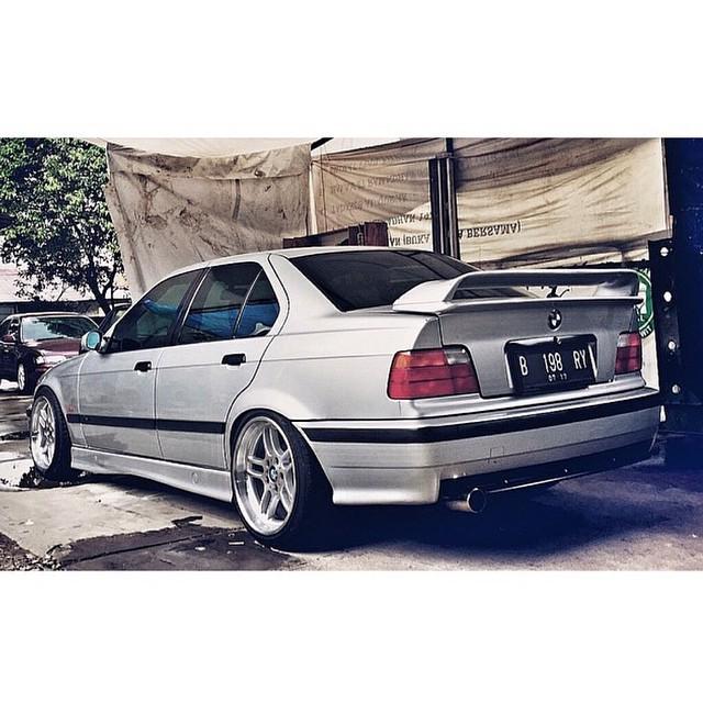 slammedbimmers's tweet photo. #bmw #e36 #BIMMERFITMENT #royalorigin #royalstance #ultimatestance #illest #perfectfitment #static #slammed #stan... http://t.co/gUZbhcho9M