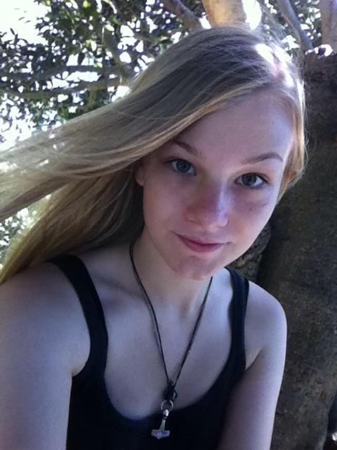 GinaDarkian's tweet image. Day one of #RunWithDan :3 Went for a walk and found a nice tree to climb 😊