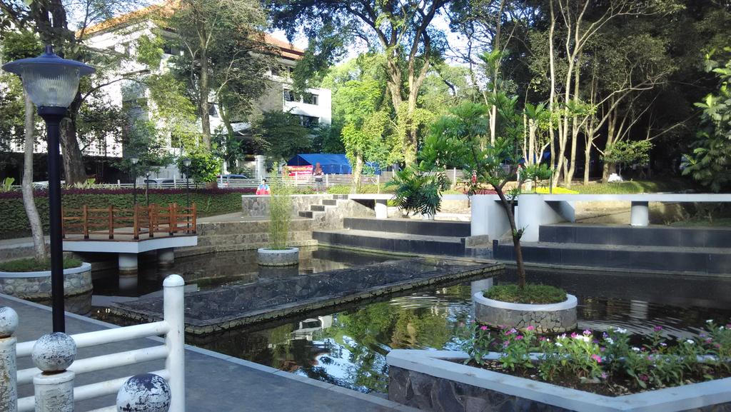 relawan_bdg's tweet photo. Hayu jaga bersama. RT @kikidoanc: Mantep dah #BandungJuara pisan! Danau Taman Lansia makin seger :D @ridwankamil http://t.co/gaDu1ZfXmP