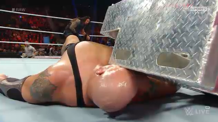 abkhan43's tweet photo. @WWETheBigShow got disqualified because he used stairs... but the Superman @WWERomanReigns went on his feet... http://t.co/guDrspRXGf