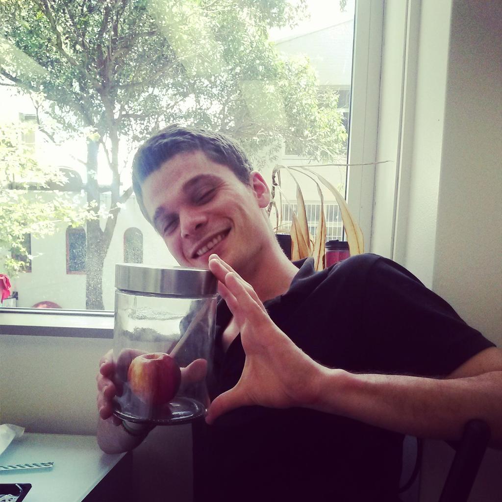 Lis_Chan's tweet image. One day this apple will be worth $18 mil @ArnaudLachaume @Maestrano #OfficeCreativity