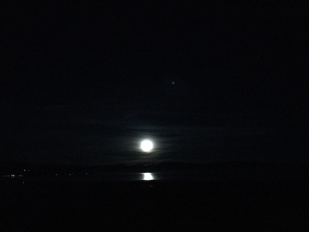 MatthewDelNegro's tweet photo. I'm guessing this means there's an #alpha somewhere near #LakeTahoe ? #TeenWolf #FullMoon http://t.co/CBsJoKFIyB
