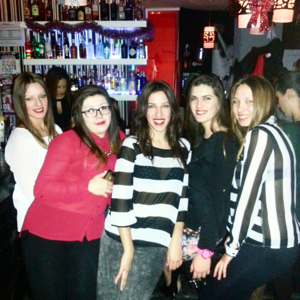 VanesaDeltell's tweet photo. Buena noche con ellas y ellos osquiero❤ @ariadna131313 @klaudita1992 @KnEmilia  @ModestaKn @cristianricov  @Stev3n93 http://t.co/ztFr4Mx5KQ
