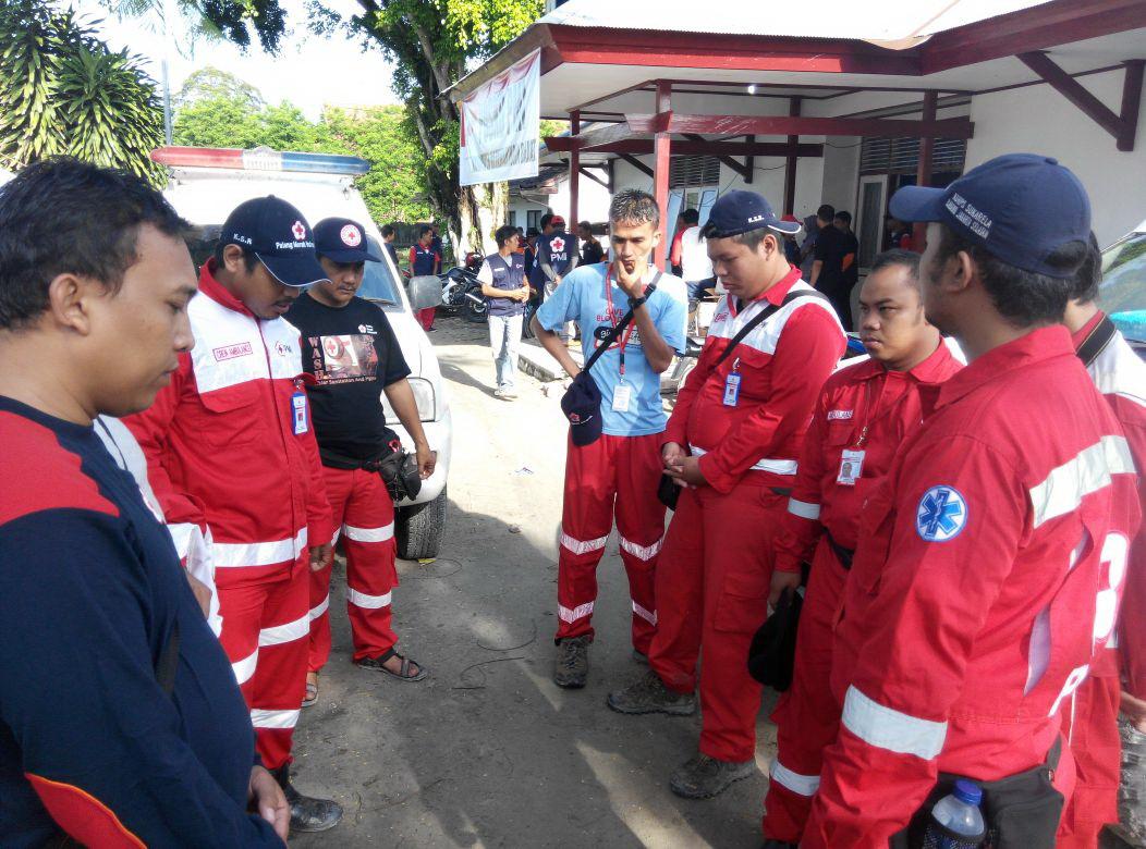 Relawan PMI berdoa sebelum tugas bantu evakuasi AirAsia di Kota Waringin Barat, Selasa (6/1) <a href="/palangmerah/">Indonesian Red Cross</a> @federation