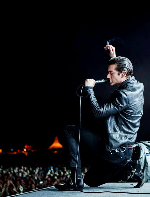 HAPPY BIRTHDAY ALEX TURNER !!   Can\t believe he\s 29 !! 