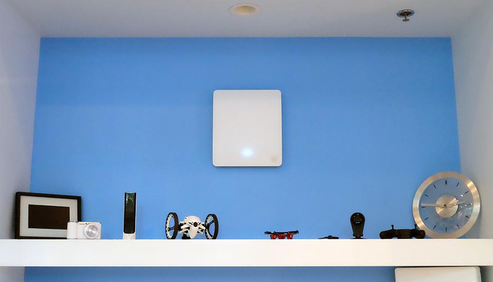 Meet_Inc's tweet photo. This router can power your devices wirelessly from 20 feet away! http://t.co/T8Ed0H4hZ6 http://t.co/bJdAhE2f3o