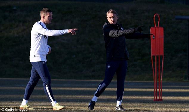TIMNESIA_'s tweet photo. Podolski mendengar pengarahan dari sang pelatih, Roberto Mancini di sesi latihan #ninenews http://t.co/WxvG4Xp0Z6