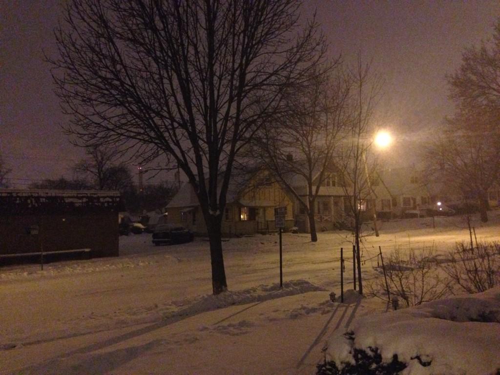 JustinTGee's tweet photo. 0.2" so far in Cudahy, WI. Snow beginning to end in western WI. http://t.co/pMT0THnuOK