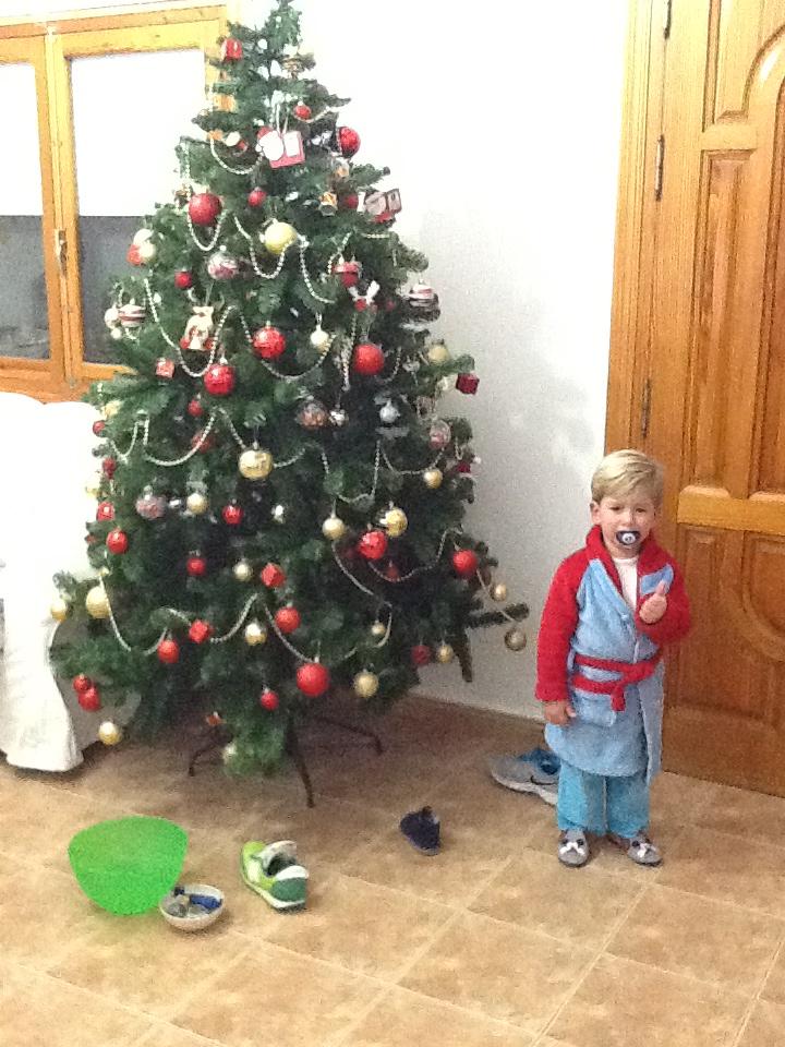 Con el mejor regalo de mi vida..!!preparando los zapatico antes d irnos a dormir..placeres de la vida!!@Bayona_mula