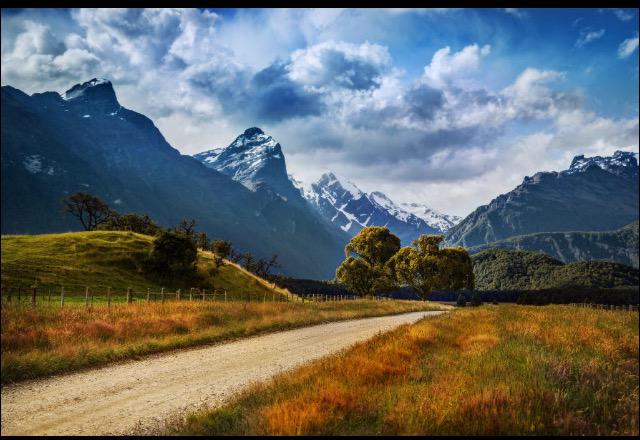 pointless75's tweet image. Dirt road to Paradise 🙌 Photo by Trey Ratcliff