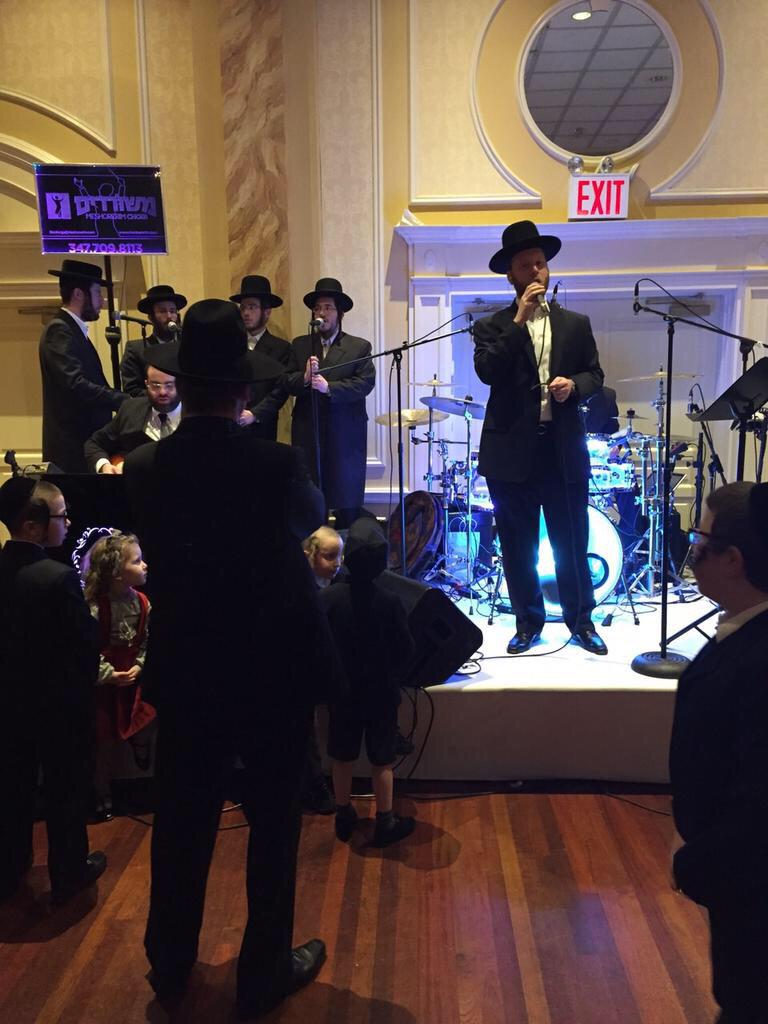 LevChoir's tweet photo. The #2ndDance2 live! Amazing wedding tonight in Atares Avrohom with the @ATeamOrchestra @YumiLowy as Lead @MKStudios http://t.co/MIphvUPdGP